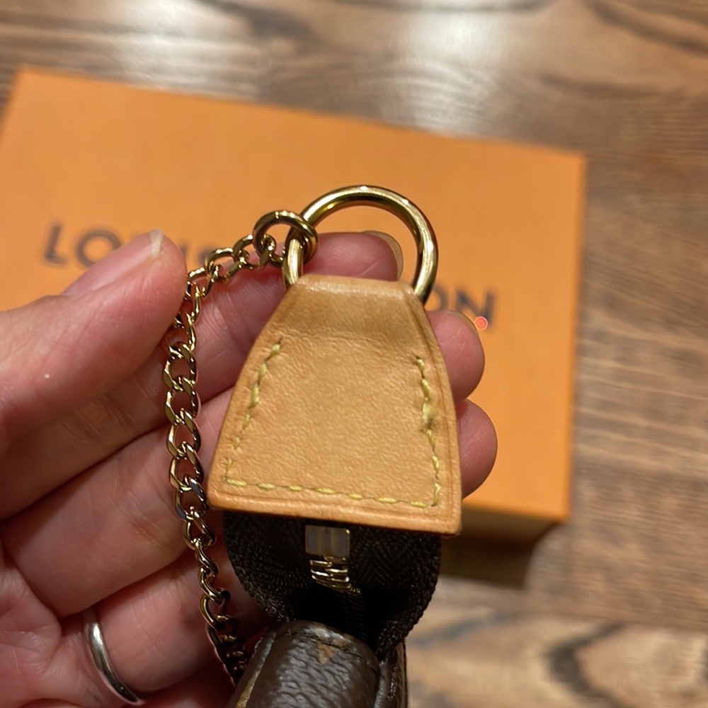 Louis Vuitton Mini Pochette in Monogram - Picture 4 of 10